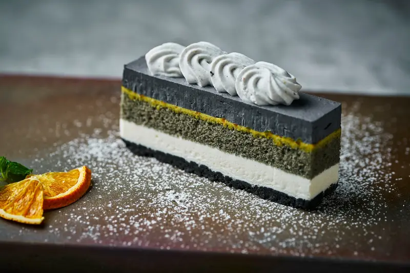 黒胡麻とピスタチオのケーキ